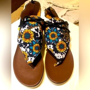 BRAND NEW CUTE SUNFLOWER SANDALS - LADIES SZ 8